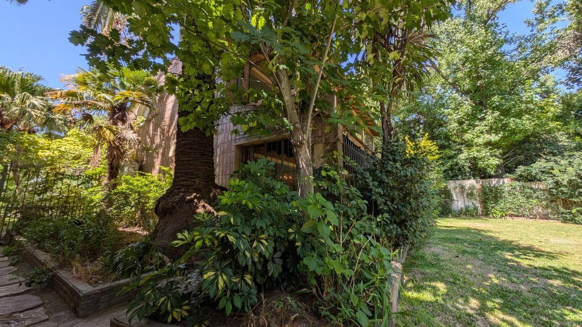 Chalet with 934 m² of land, garden and pool in Barrancas de San Isidro.