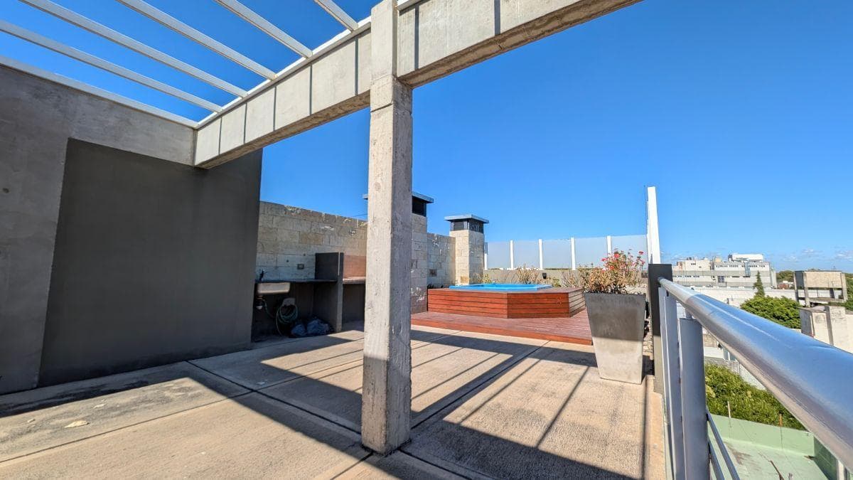 APARTMENT WITH ITS OWN TERRACE, BALCONY, AND GARAGE—TOTALING 165 M2—IN FLORIDA ESTE