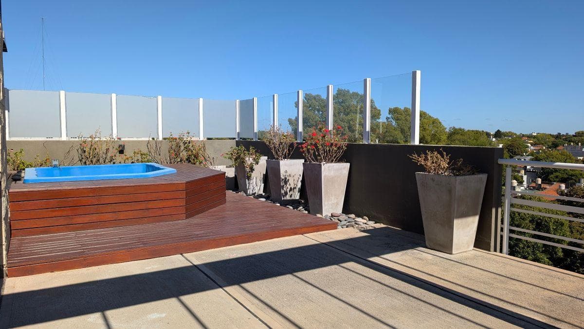 APARTMENT WITH ITS OWN TERRACE, BALCONY, AND GARAGE—TOTALING 165 M2—IN FLORIDA ESTE