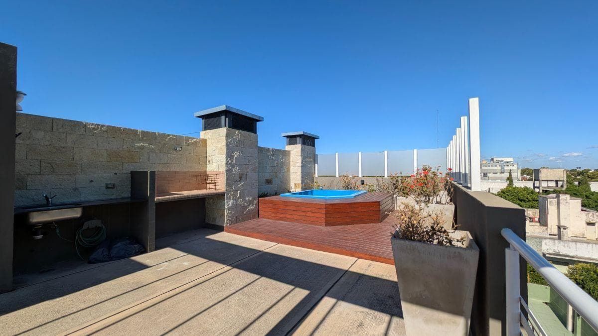 APARTMENT WITH ITS OWN TERRACE, BALCONY, AND GARAGE—TOTALING 165 M2—IN FLORIDA ESTE