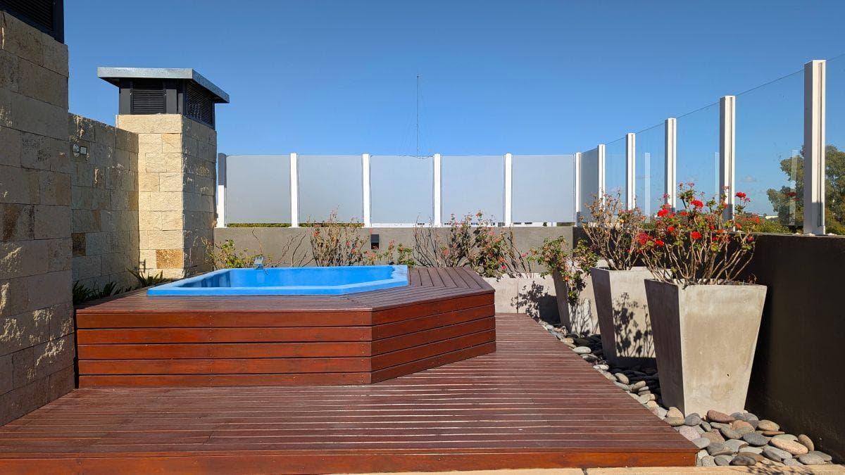 APARTMENT WITH ITS OWN TERRACE, BALCONY, AND GARAGE—TOTALING 165 M2—IN FLORIDA ESTE