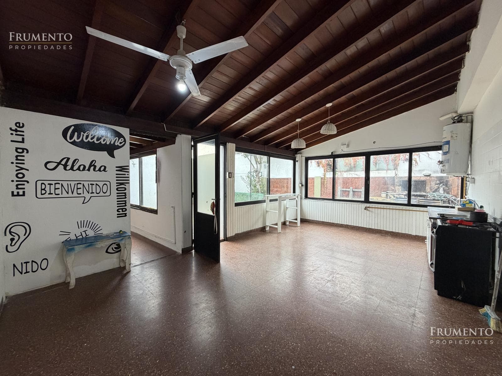 120-SQUARE-METER 5-ROOM HOUSE WITH A PATIO AND GARAGE IN CARAPACHAY