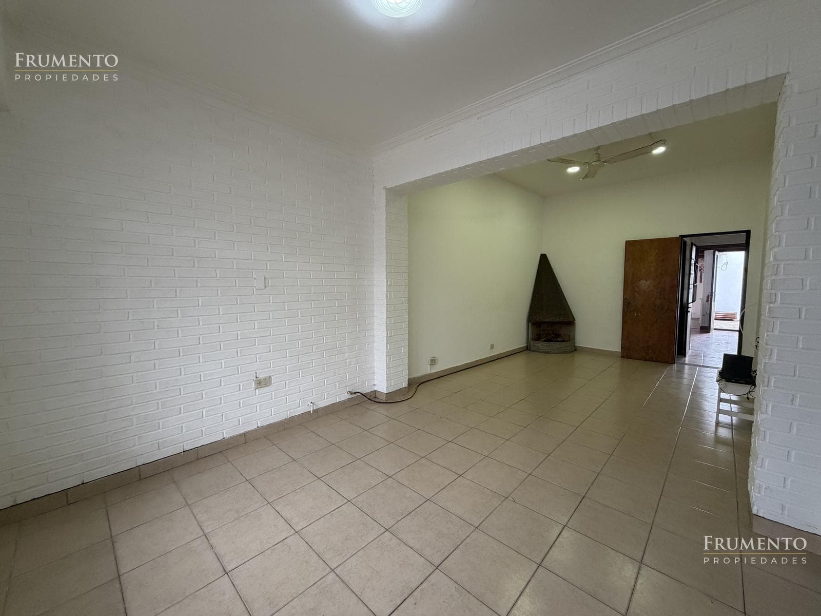 120-SQUARE-METER 5-ROOM HOUSE WITH A PATIO AND GARAGE IN CARAPACHAY
