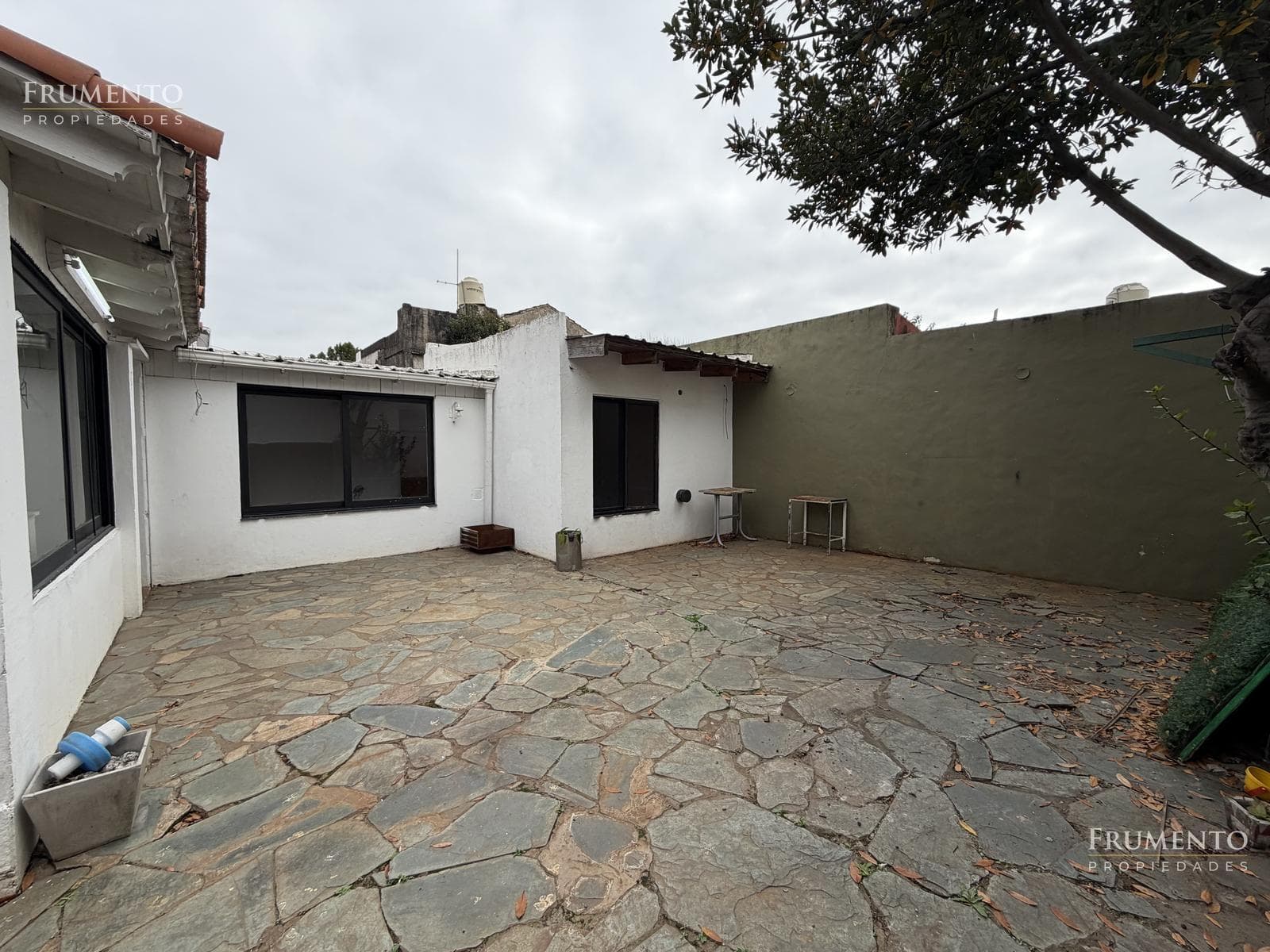 120-SQUARE-METER 5-ROOM HOUSE WITH A PATIO AND GARAGE IN CARAPACHAY