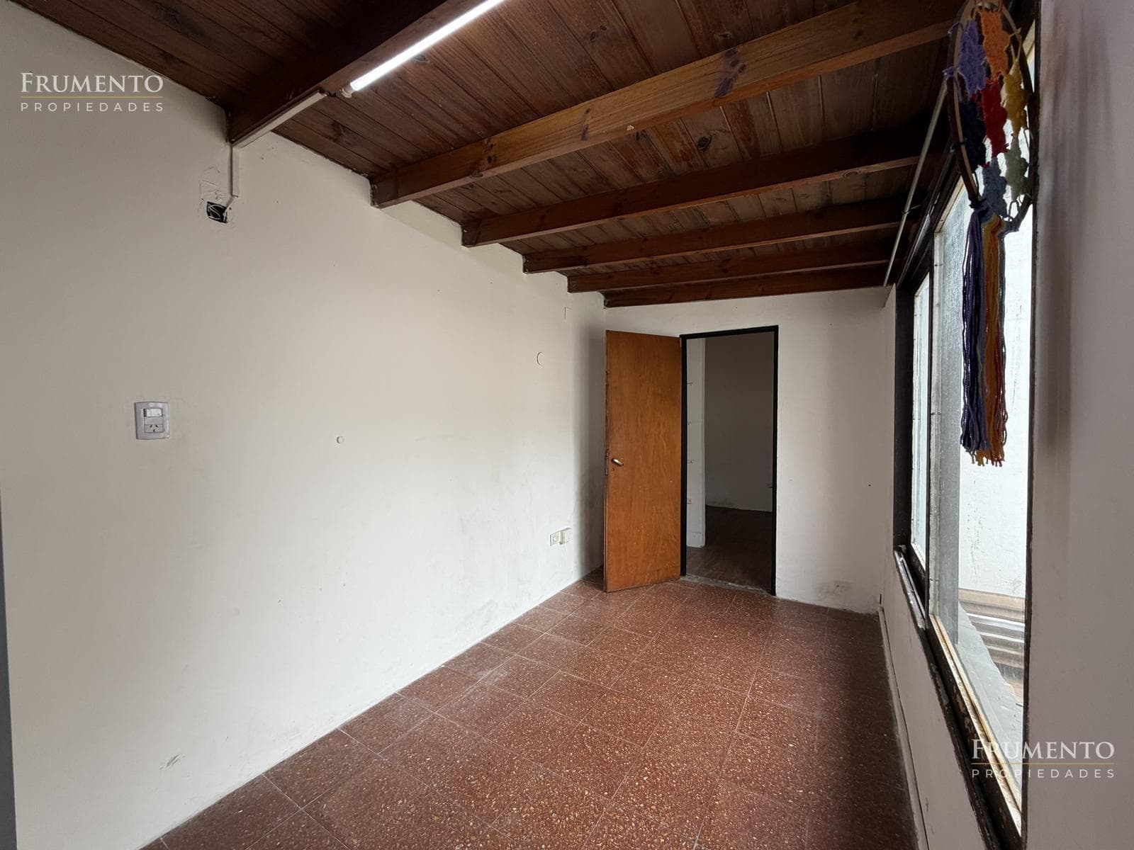 120-SQUARE-METER 5-ROOM HOUSE WITH A PATIO AND GARAGE IN CARAPACHAY