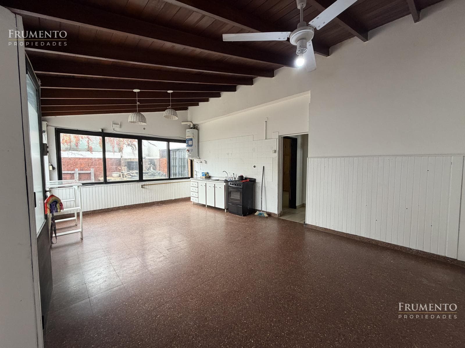 120-SQUARE-METER 5-ROOM HOUSE WITH A PATIO AND GARAGE IN CARAPACHAY