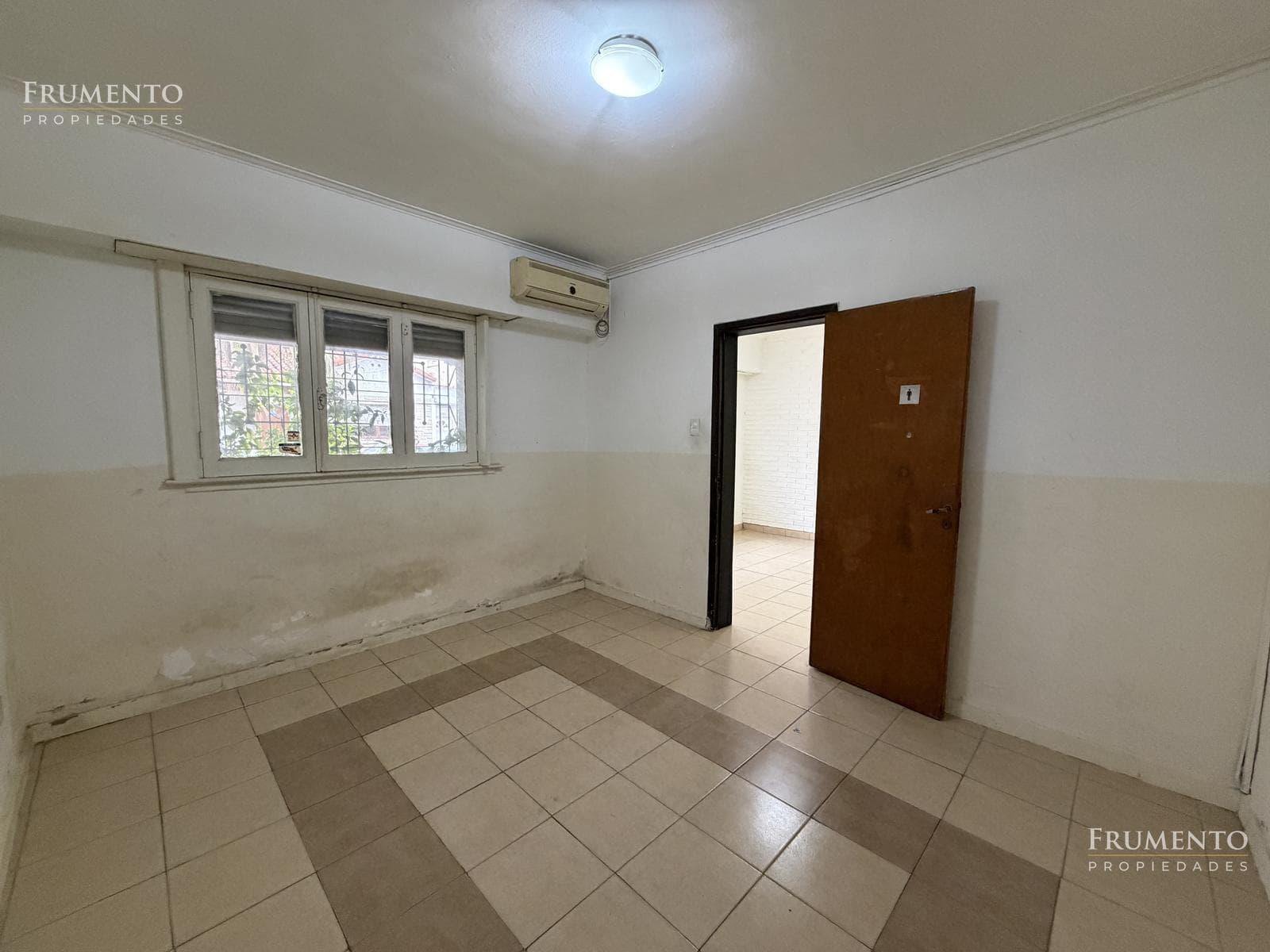 120-SQUARE-METER 5-ROOM HOUSE WITH A PATIO AND GARAGE IN CARAPACHAY