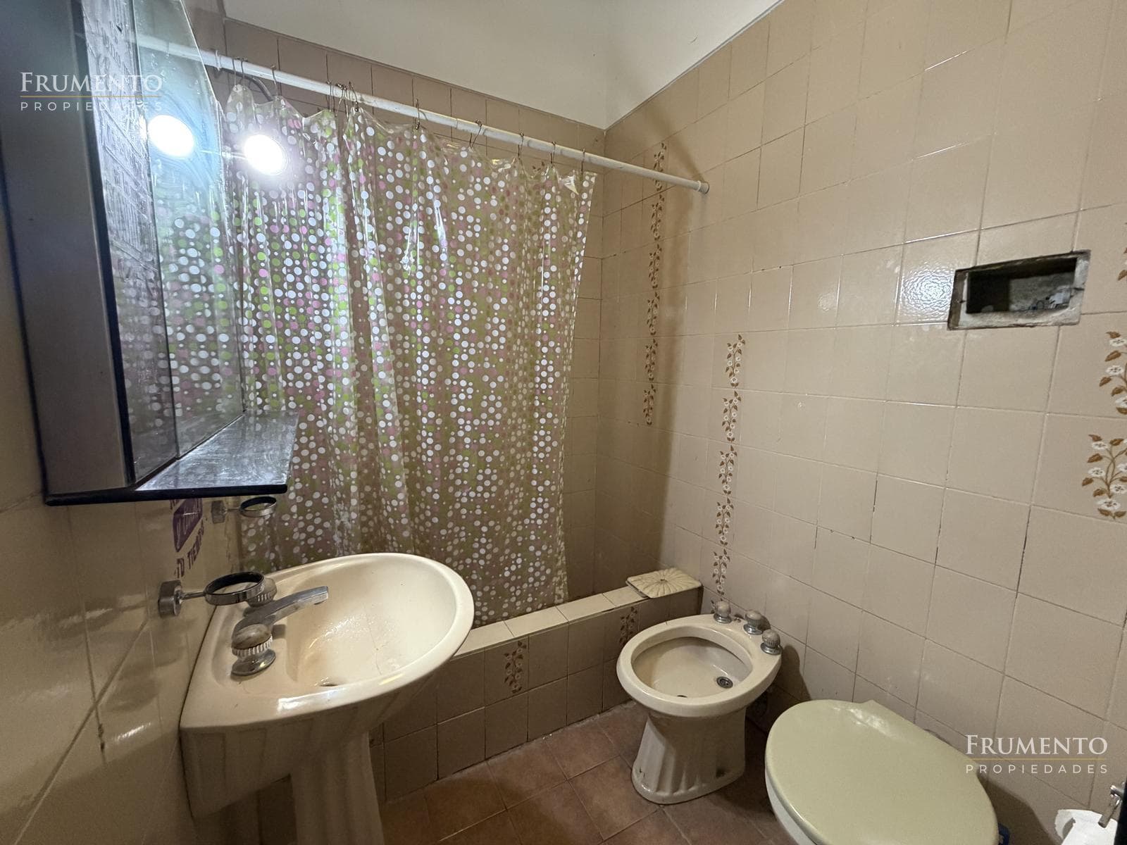 120-SQUARE-METER 5-ROOM HOUSE WITH A PATIO AND GARAGE IN CARAPACHAY