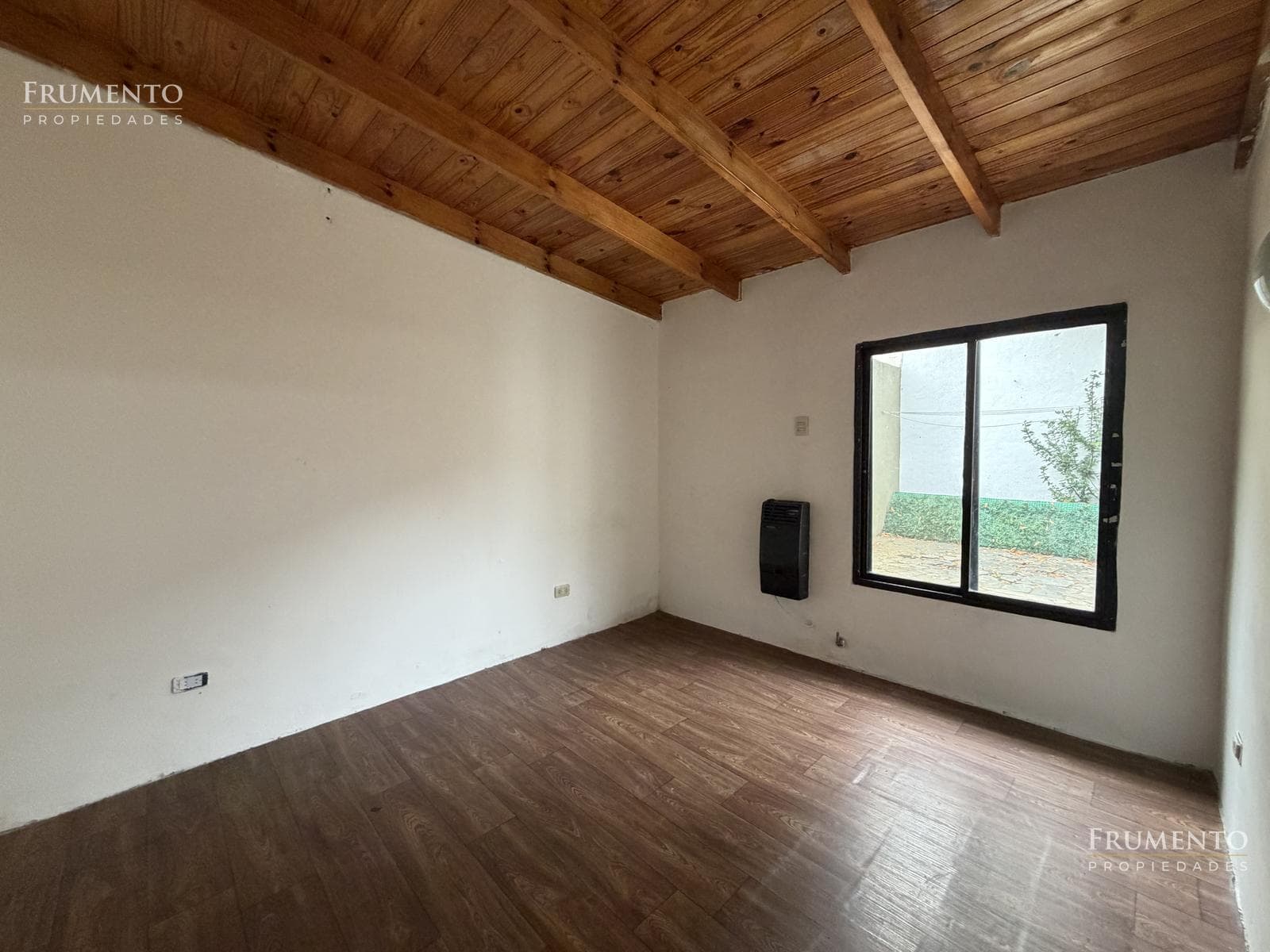 120-SQUARE-METER 5-ROOM HOUSE WITH A PATIO AND GARAGE IN CARAPACHAY