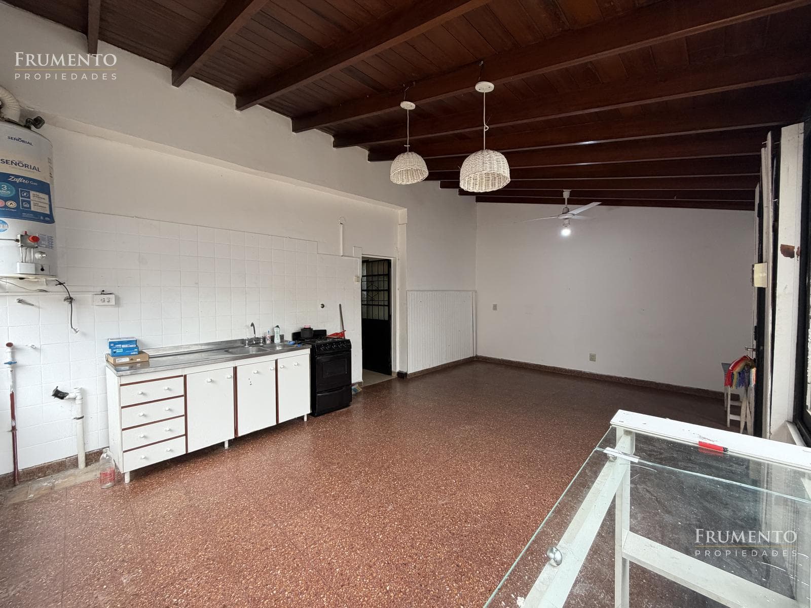 120-SQUARE-METER 5-ROOM HOUSE WITH A PATIO AND GARAGE IN CARAPACHAY