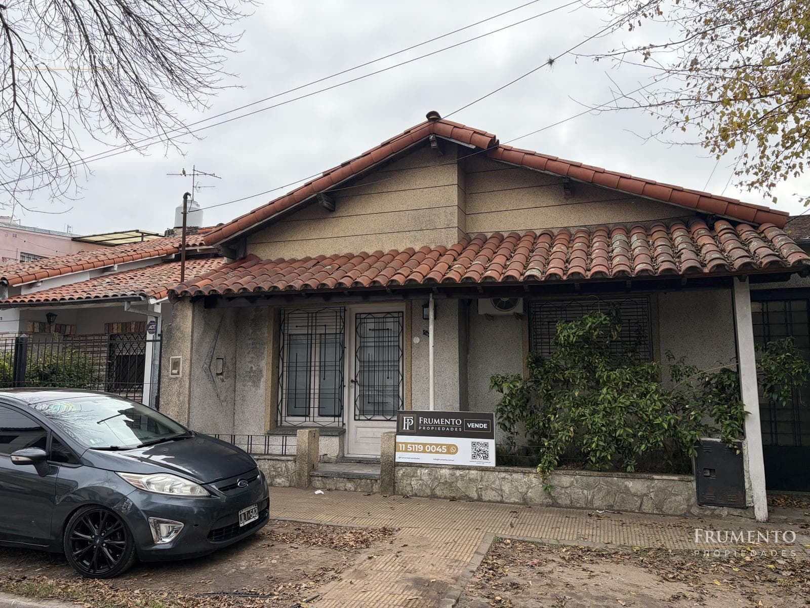 120-SQUARE-METER 5-ROOM HOUSE WITH A PATIO AND GARAGE IN CARAPACHAY