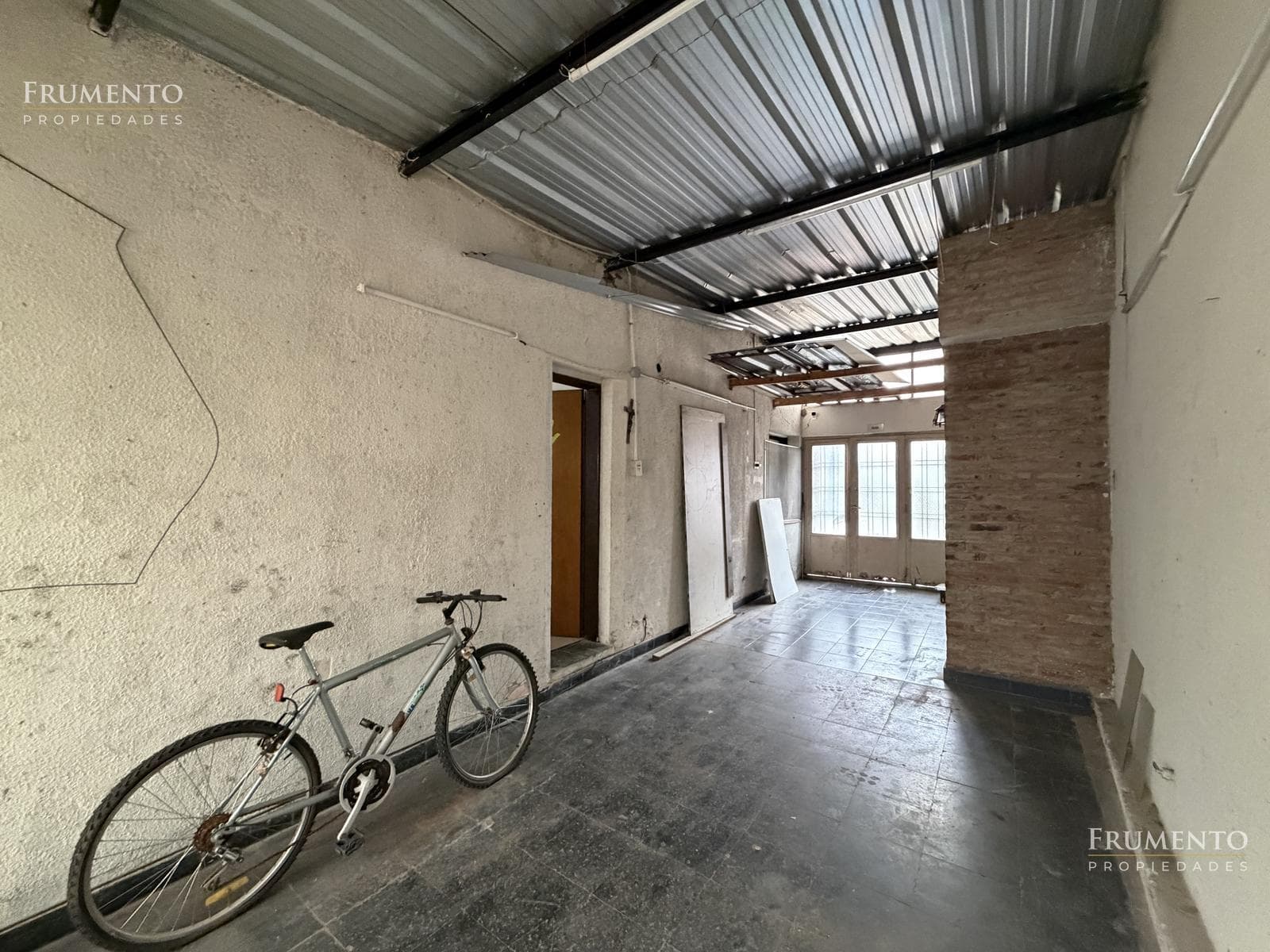 120-SQUARE-METER 5-ROOM HOUSE WITH A PATIO AND GARAGE IN CARAPACHAY