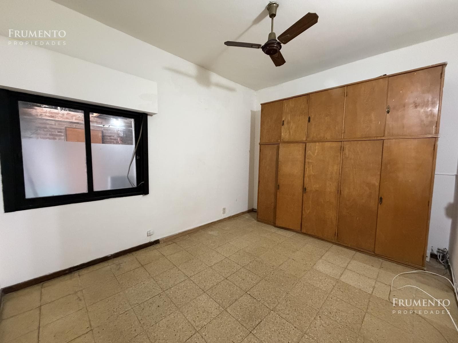 120-SQUARE-METER 5-ROOM HOUSE WITH A PATIO AND GARAGE IN CARAPACHAY
