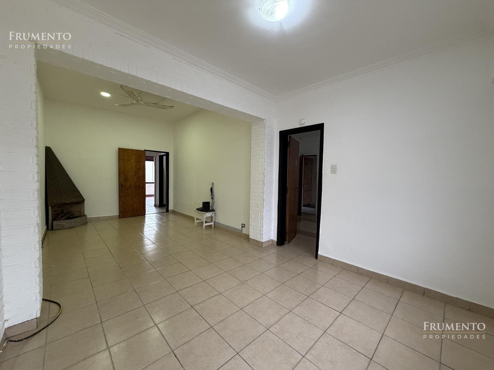 120-SQUARE-METER 5-ROOM HOUSE WITH A PATIO AND GARAGE IN CARAPACHAY