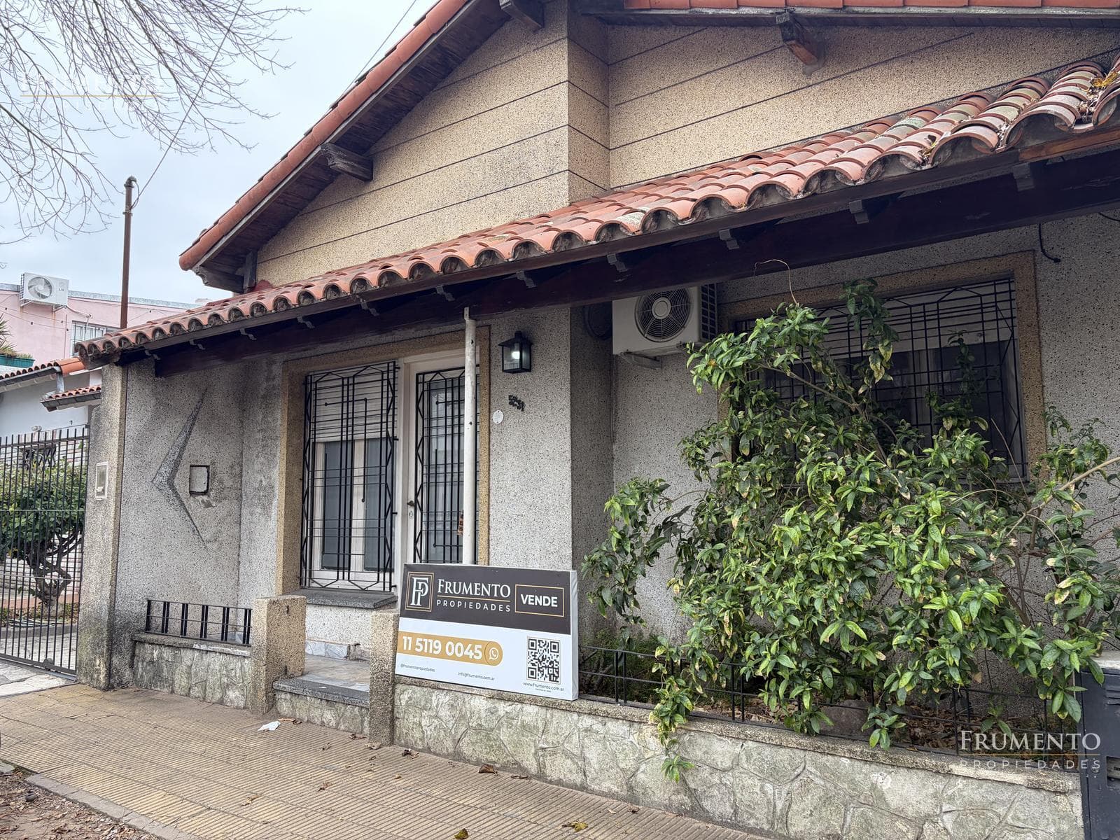 120-SQUARE-METER 5-ROOM HOUSE WITH A PATIO AND GARAGE IN CARAPACHAY