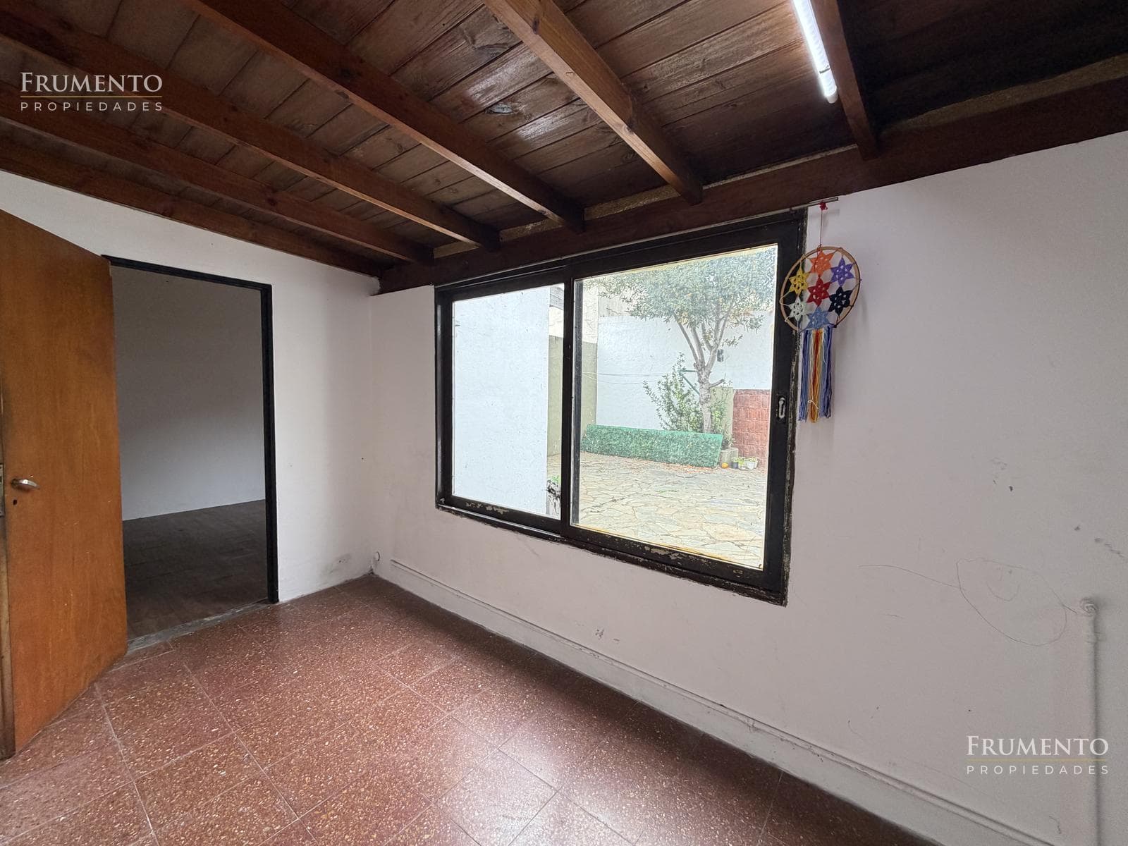 120-SQUARE-METER 5-ROOM HOUSE WITH A PATIO AND GARAGE IN CARAPACHAY