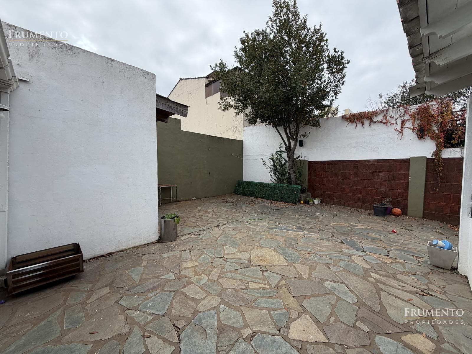 120-SQUARE-METER 5-ROOM HOUSE WITH A PATIO AND GARAGE IN CARAPACHAY
