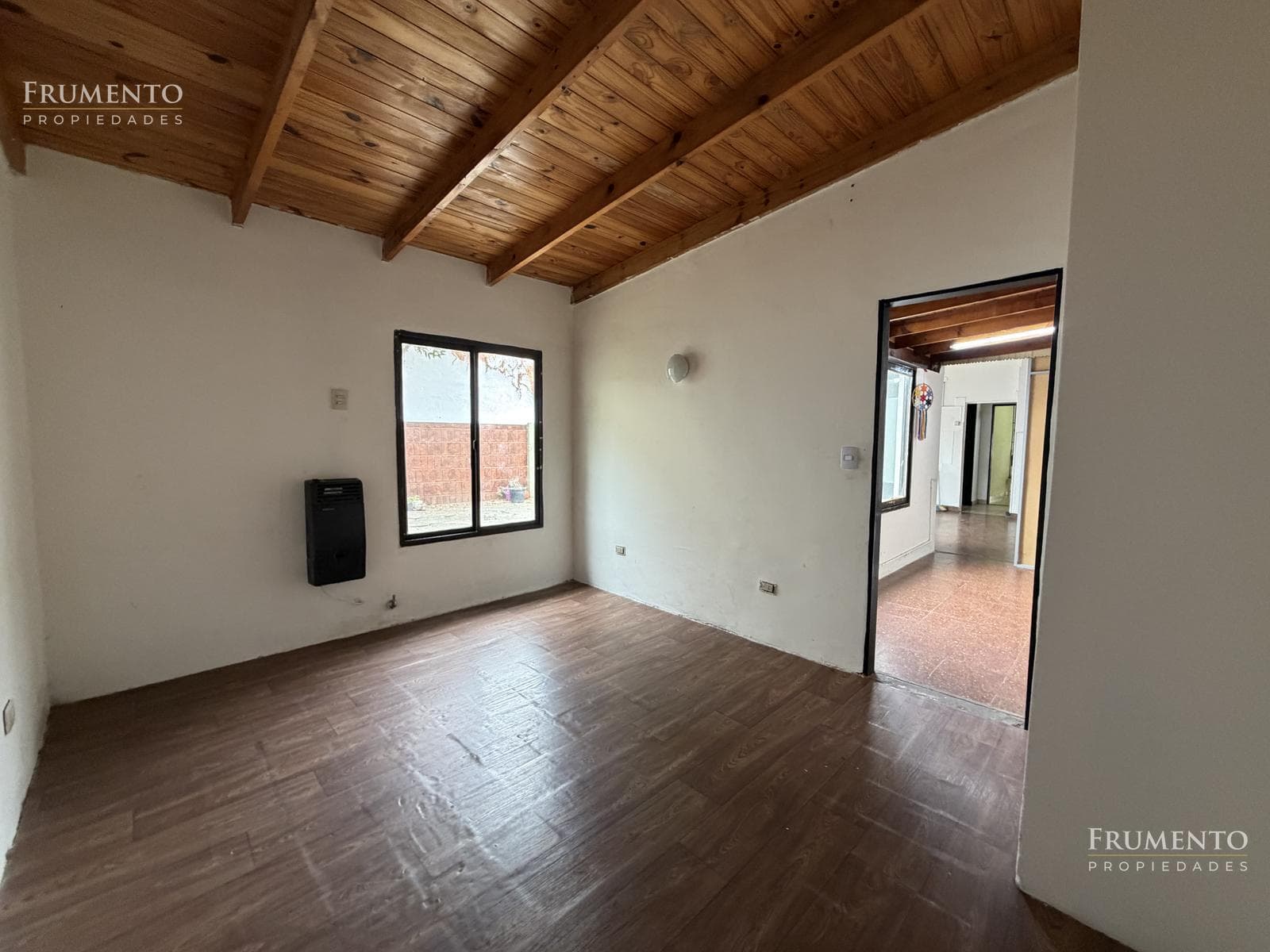 120-SQUARE-METER 5-ROOM HOUSE WITH A PATIO AND GARAGE IN CARAPACHAY