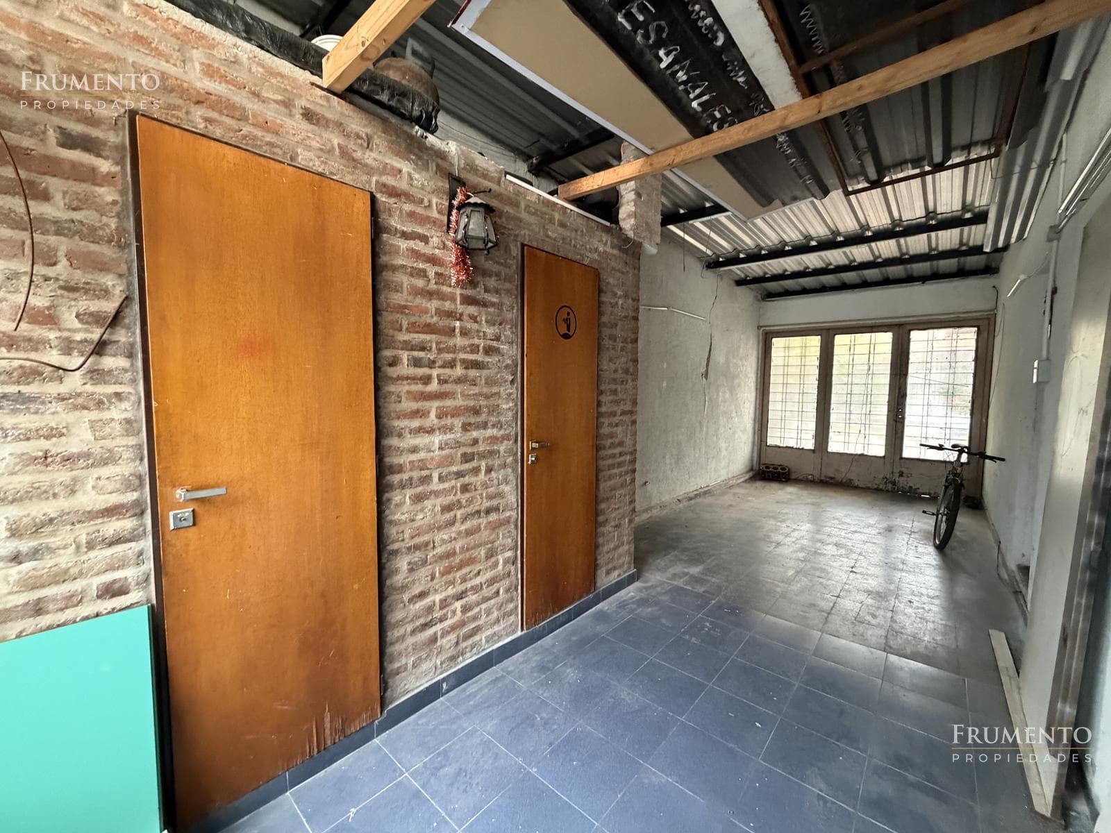 120-SQUARE-METER 5-ROOM HOUSE WITH A PATIO AND GARAGE IN CARAPACHAY