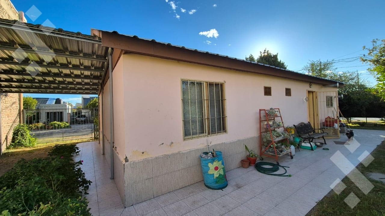 TWO HOUSES FOR SALE | LOT SUITABLE FOR DEVELOPMENT | JUAN BENIGAR 300 | NEUQUÉN