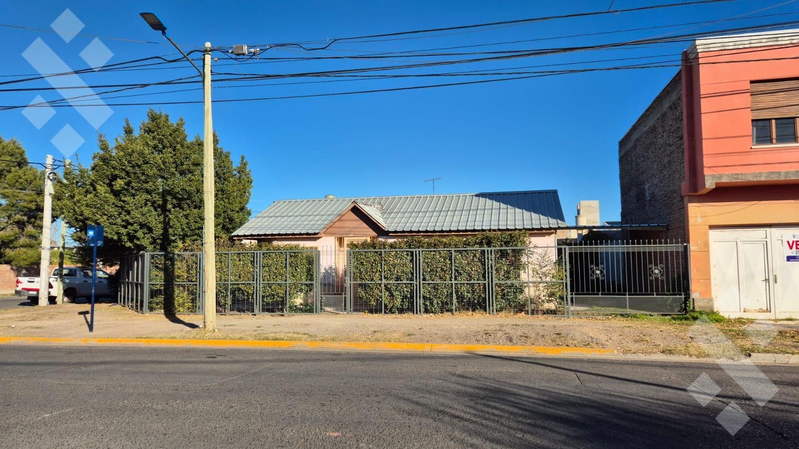 TWO HOUSES FOR SALE | LOT SUITABLE FOR DEVELOPMENT | JUAN BENIGAR 300 | NEUQUÉN