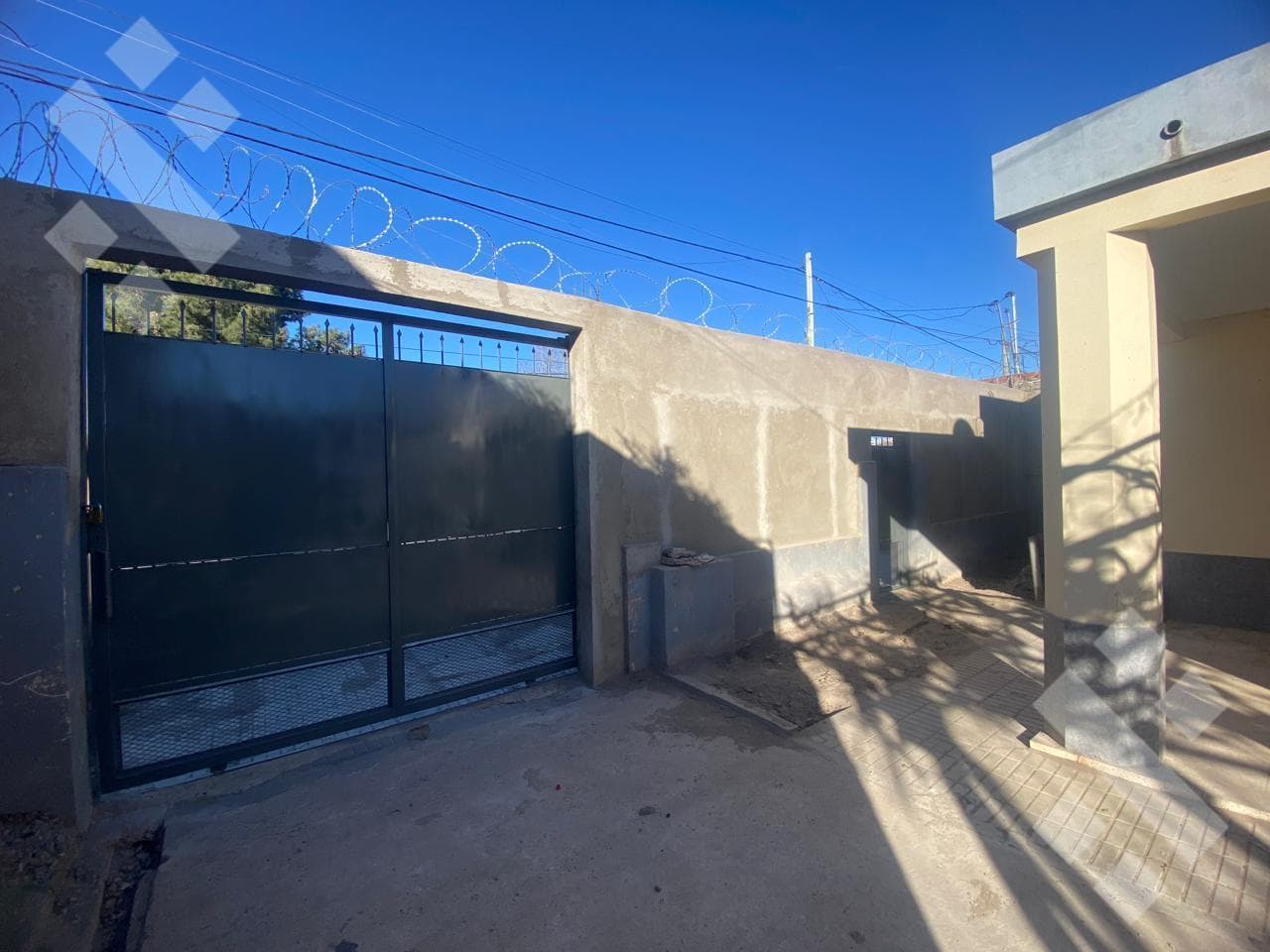 TWO HOUSES FOR SALE | LOT SUITABLE FOR DEVELOPMENT | JUAN BENIGAR 300 | NEUQUÉN