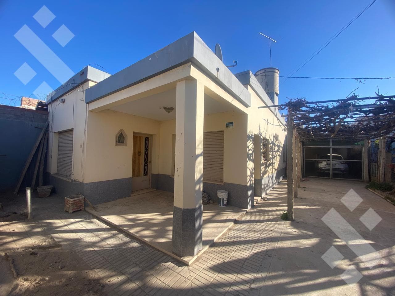 TWO HOUSES FOR SALE | LOT SUITABLE FOR DEVELOPMENT | JUAN BENIGAR 300 | NEUQUÉN
