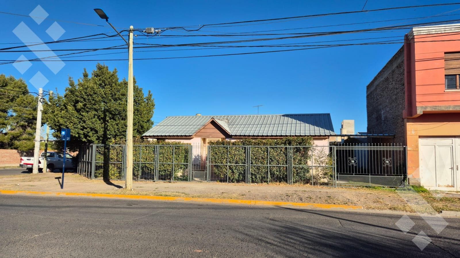 TWO HOUSES FOR SALE | LOT SUITABLE FOR DEVELOPMENT | JUAN BENIGAR 300 | NEUQUÉN