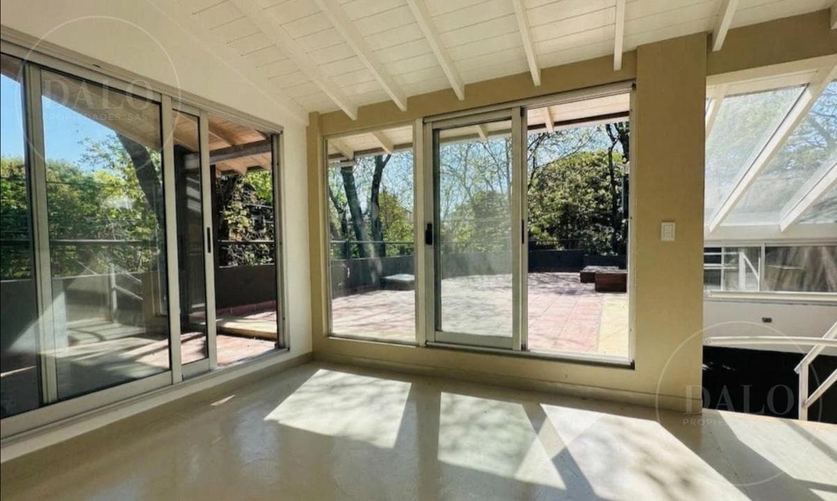 Brand-New 4-Room House for Sale (Terrace, Garage) in Florida