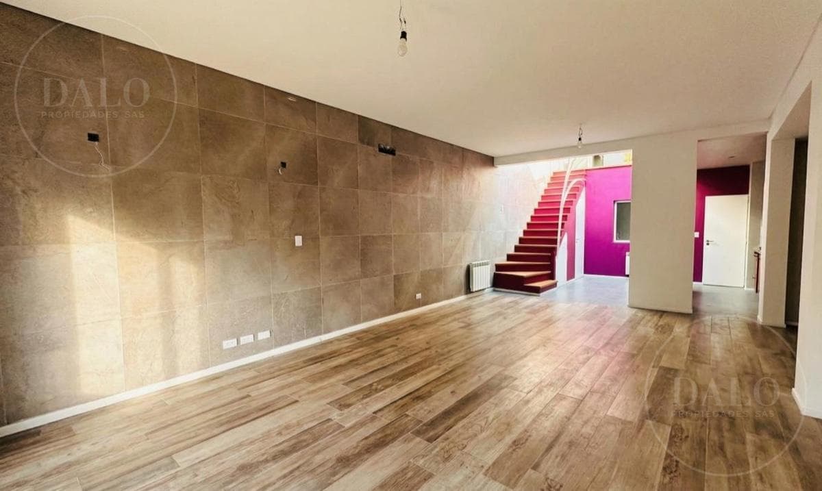 Brand-New 4-Room House for Sale (Terrace, Garage) in Florida