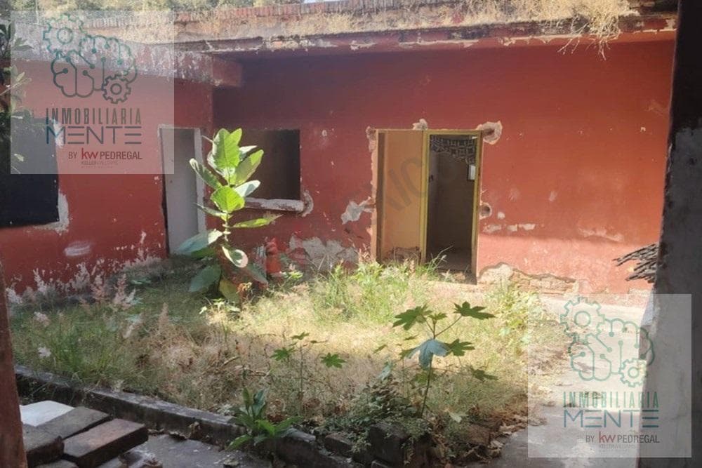 INVESTMENT OPPORTUNITY: HOUSE FOR SALE FOR RENOVATION.