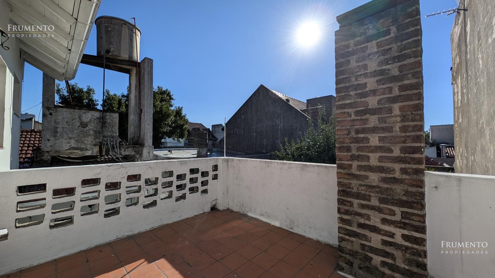 HOUSE WITH SEPARATE APARTMENT IN OLIVOS, COURTYARD, DOUBLE GARAGE, BALCONY, AND TERRACE