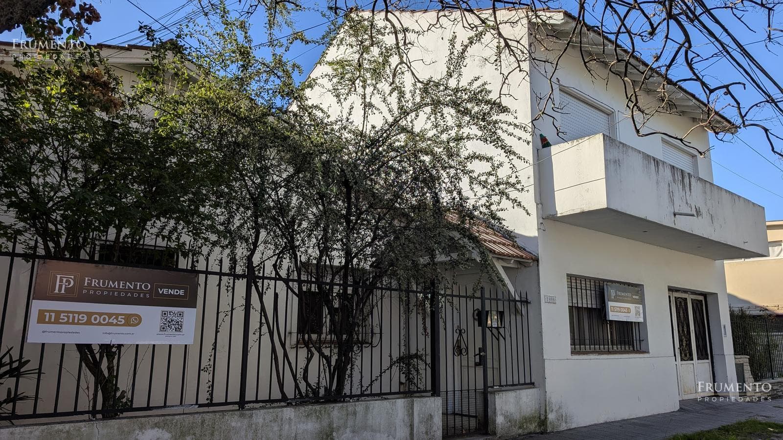 HOUSE WITH SEPARATE APARTMENT IN OLIVOS, COURTYARD, DOUBLE GARAGE, BALCONY, AND TERRACE