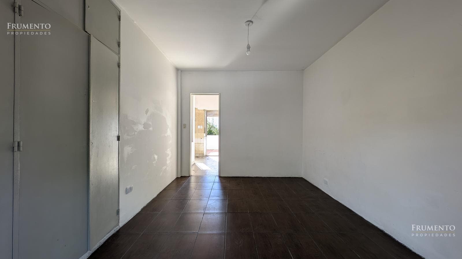 HOUSE WITH SEPARATE APARTMENT IN OLIVOS, COURTYARD, DOUBLE GARAGE, BALCONY, AND TERRACE