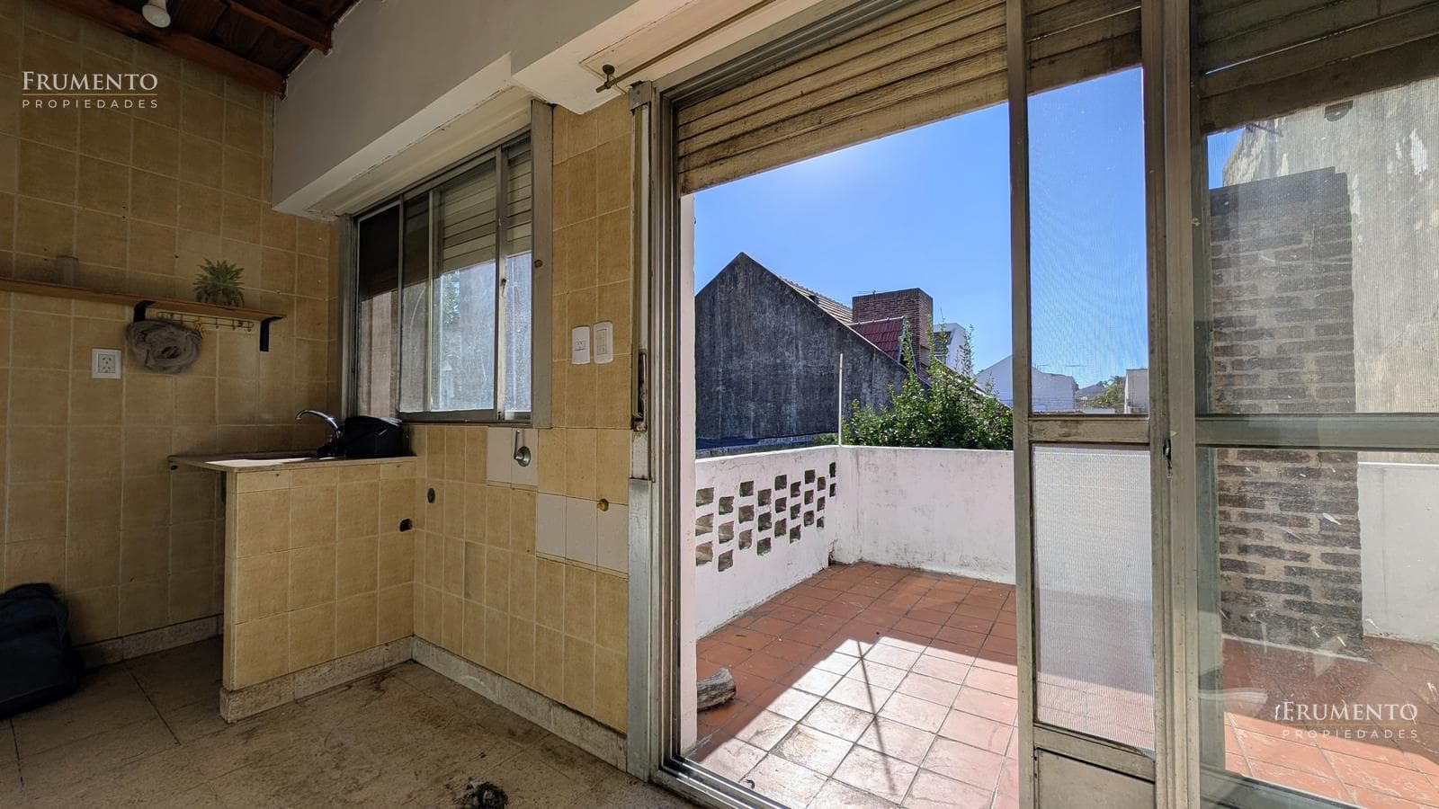 HOUSE WITH SEPARATE APARTMENT IN OLIVOS, COURTYARD, DOUBLE GARAGE, BALCONY, AND TERRACE