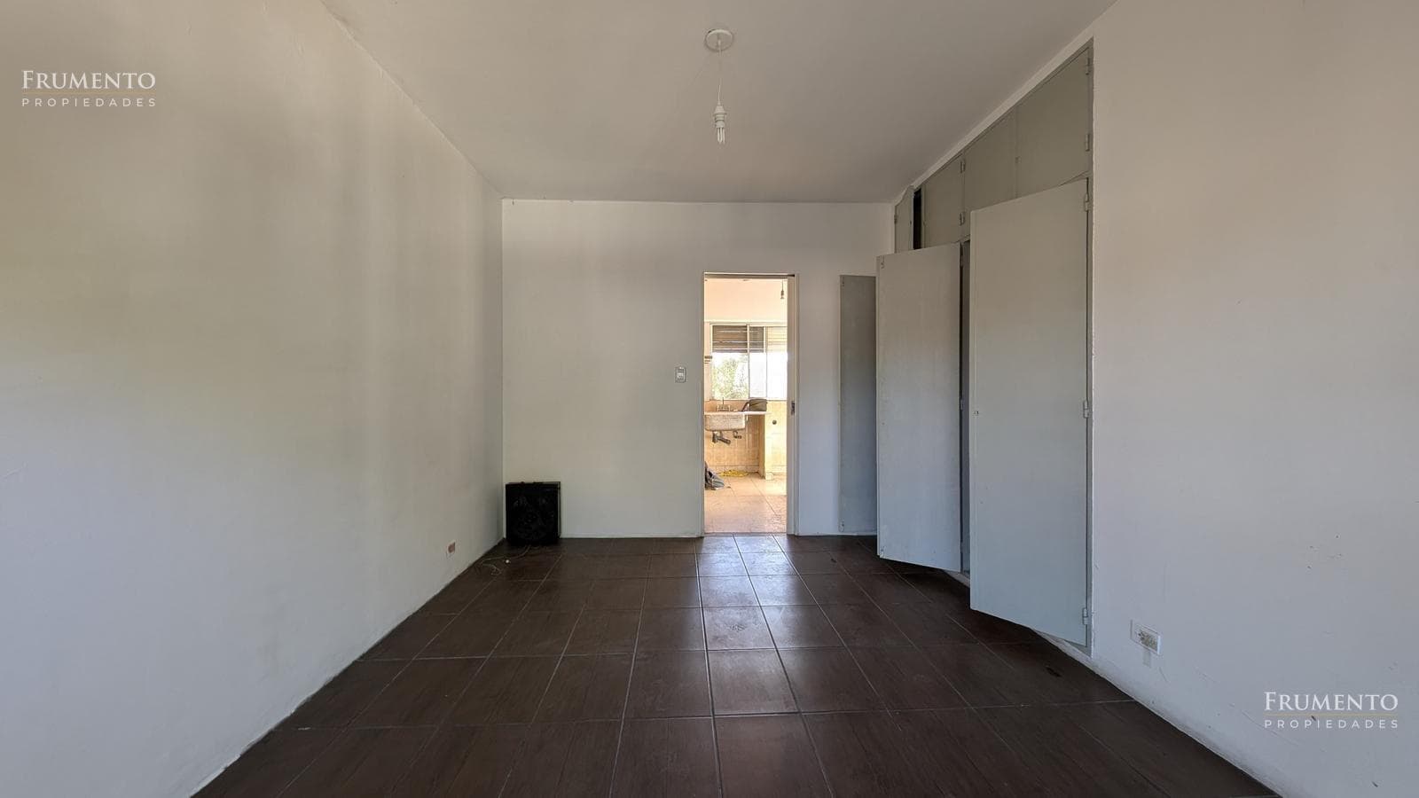 HOUSE WITH SEPARATE APARTMENT IN OLIVOS, COURTYARD, DOUBLE GARAGE, BALCONY, AND TERRACE