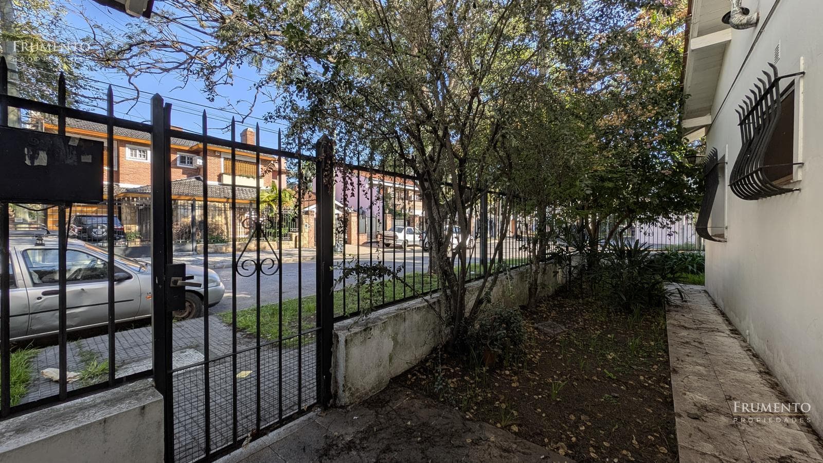 HOUSE WITH SEPARATE APARTMENT IN OLIVOS, COURTYARD, DOUBLE GARAGE, BALCONY, AND TERRACE