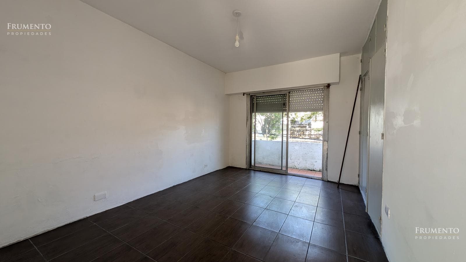 HOUSE WITH SEPARATE APARTMENT IN OLIVOS, COURTYARD, DOUBLE GARAGE, BALCONY, AND TERRACE