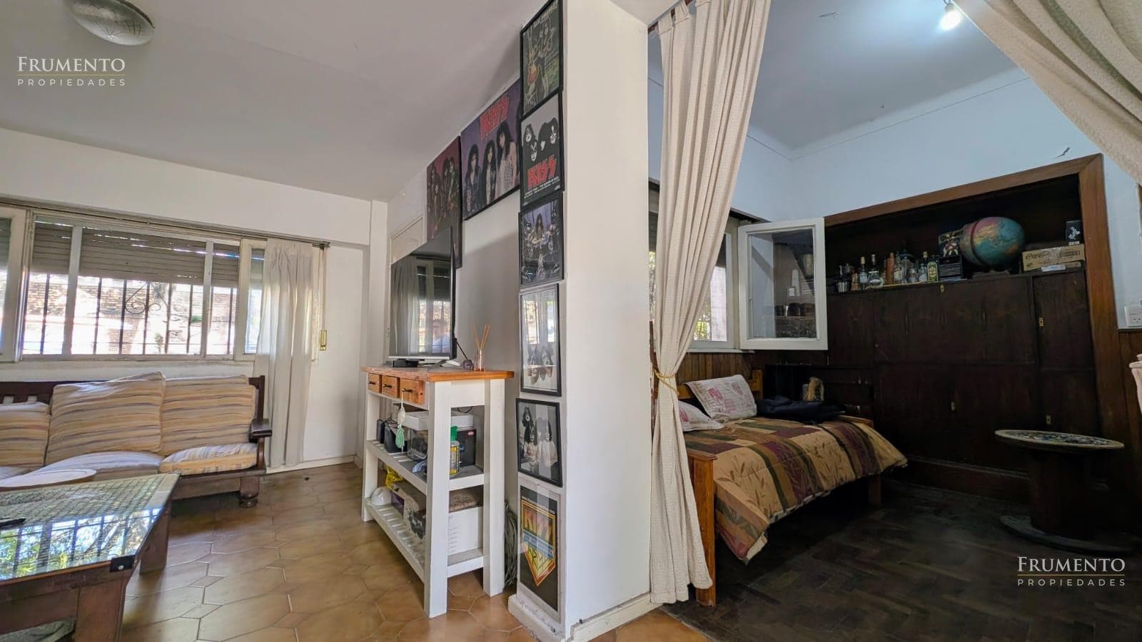 HOUSE WITH SEPARATE APARTMENT IN OLIVOS, COURTYARD, DOUBLE GARAGE, BALCONY, AND TERRACE