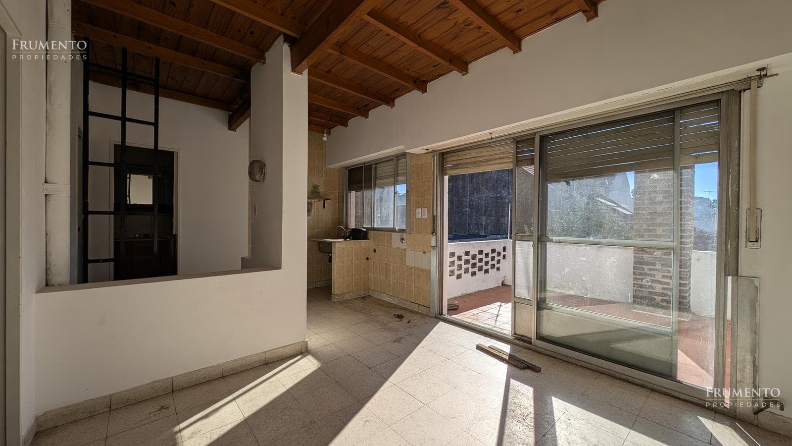 HOUSE WITH SEPARATE APARTMENT IN OLIVOS, COURTYARD, DOUBLE GARAGE, BALCONY, AND TERRACE
