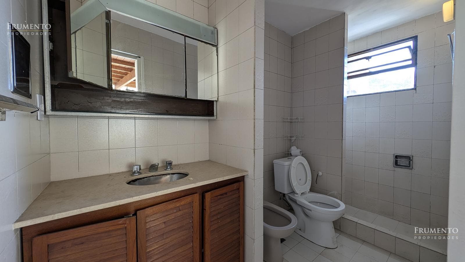 HOUSE WITH SEPARATE APARTMENT IN OLIVOS, COURTYARD, DOUBLE GARAGE, BALCONY, AND TERRACE