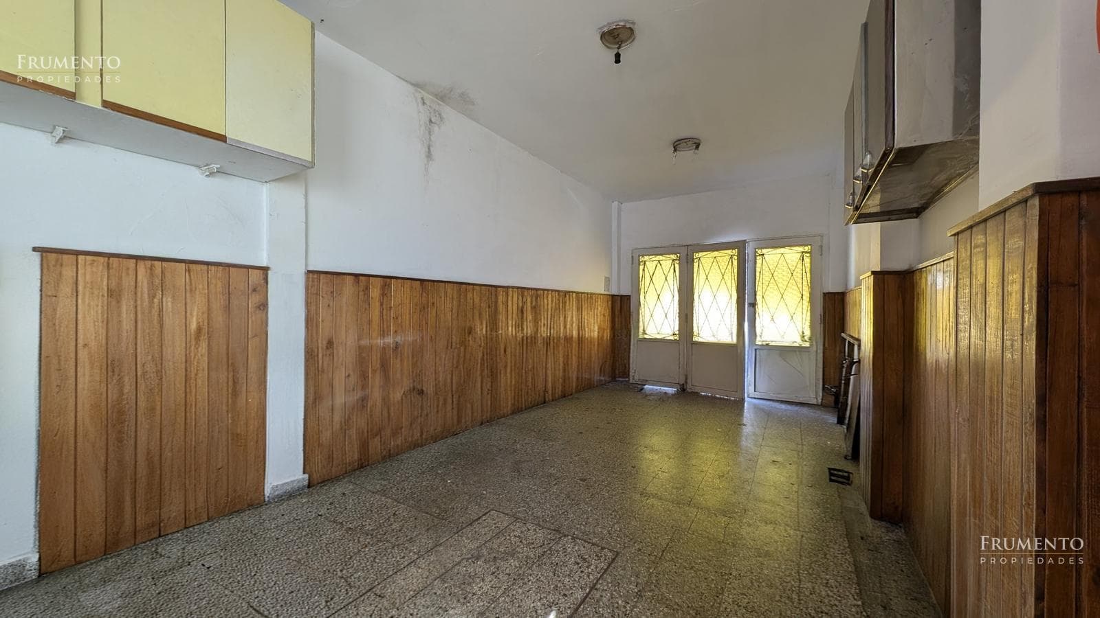 HOUSE WITH SEPARATE APARTMENT IN OLIVOS, COURTYARD, DOUBLE GARAGE, BALCONY, AND TERRACE