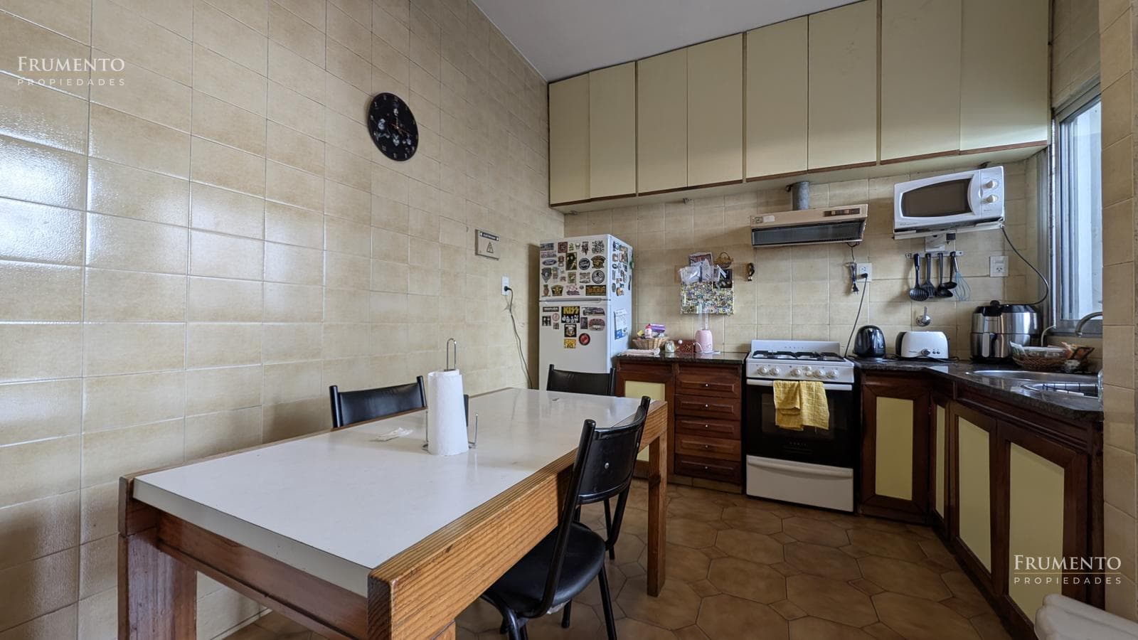 HOUSE WITH SEPARATE APARTMENT IN OLIVOS, COURTYARD, DOUBLE GARAGE, BALCONY, AND TERRACE