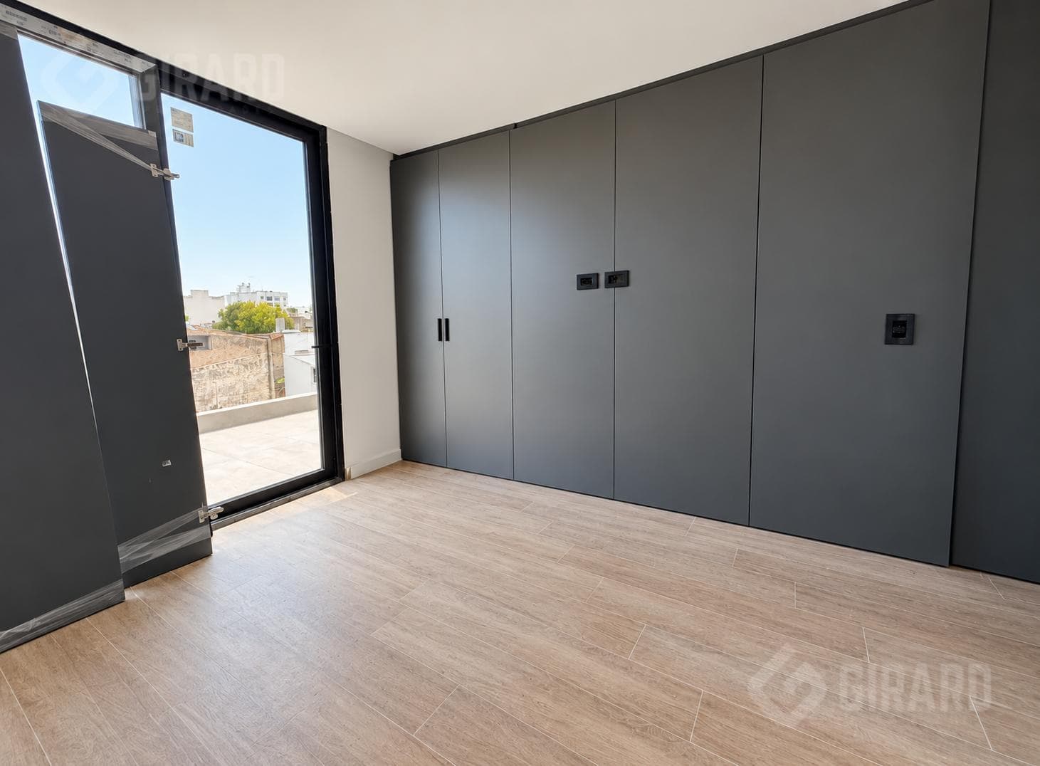 Brand-New 2-Room Apartment for Sale in the Chauvin Area