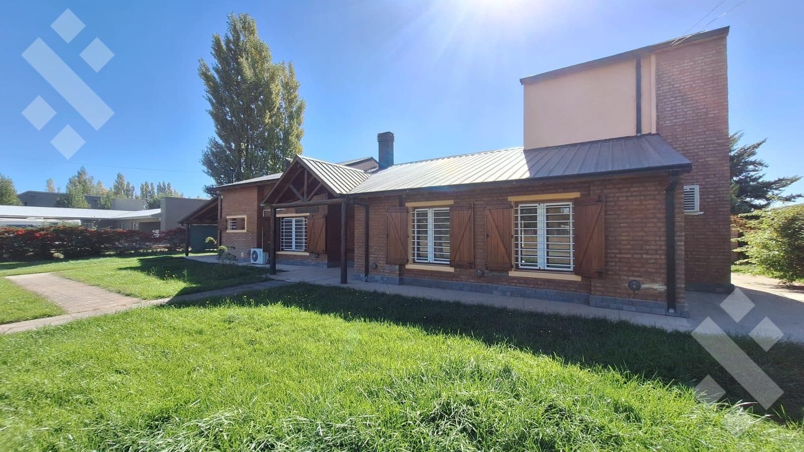 HOUSE FOR SALE IN THE KNUDSEN NEIGHBORHOOD