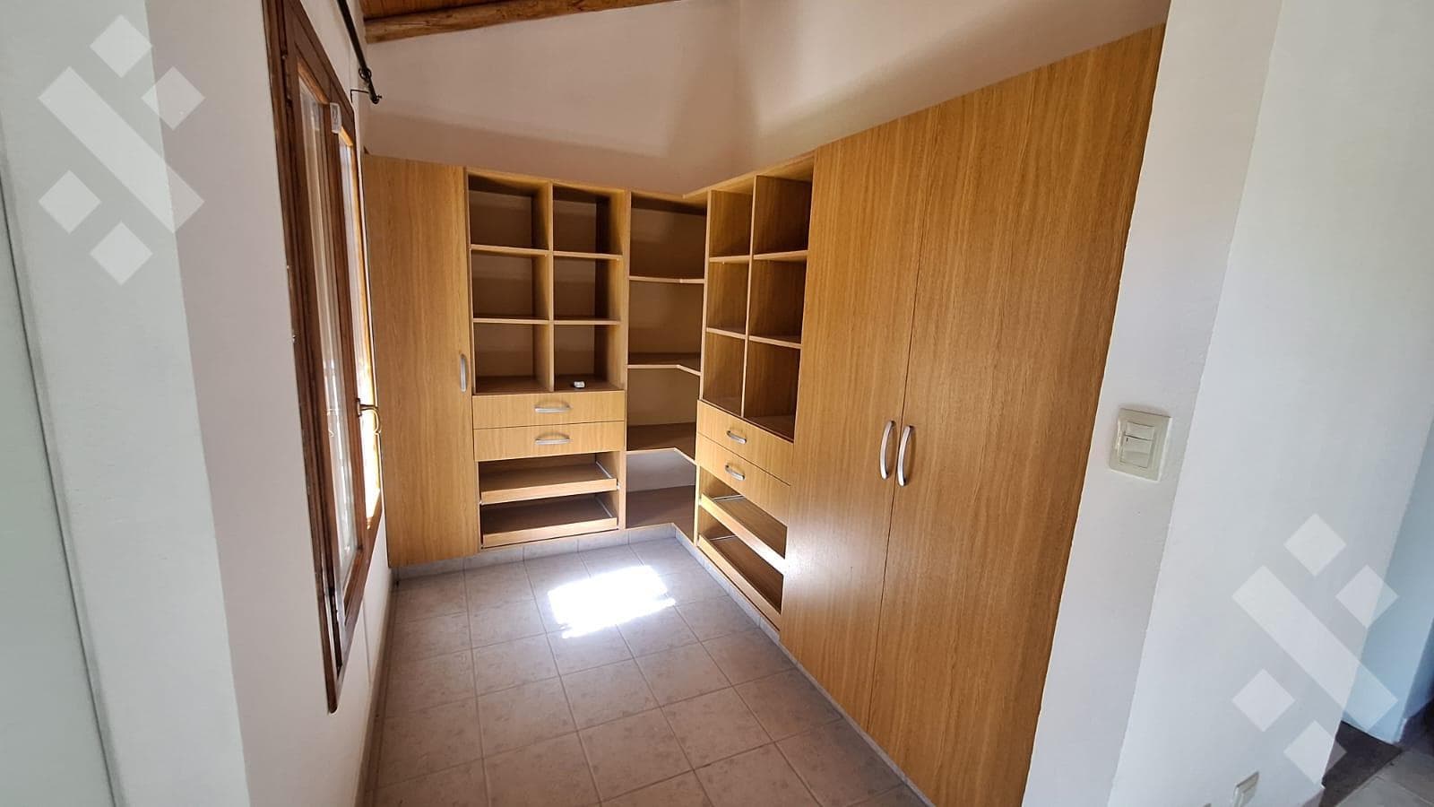HOUSE FOR SALE IN THE KNUDSEN NEIGHBORHOOD