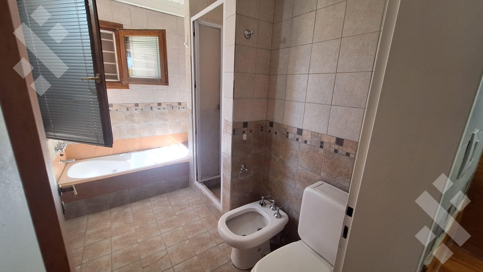 HOUSE FOR SALE IN THE KNUDSEN NEIGHBORHOOD