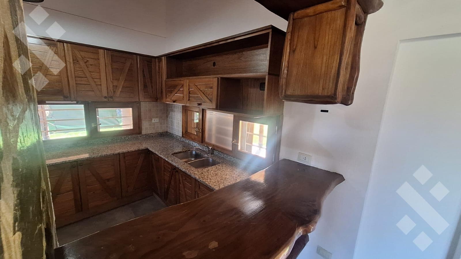 HOUSE FOR SALE IN THE KNUDSEN NEIGHBORHOOD