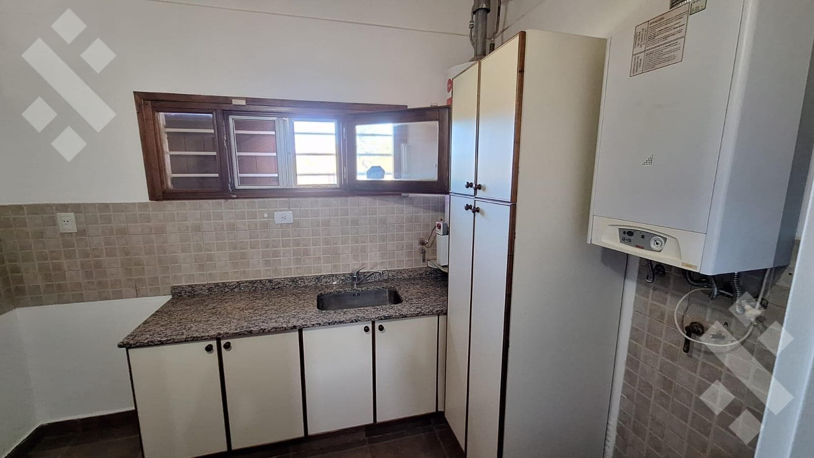 HOUSE FOR SALE IN THE KNUDSEN NEIGHBORHOOD