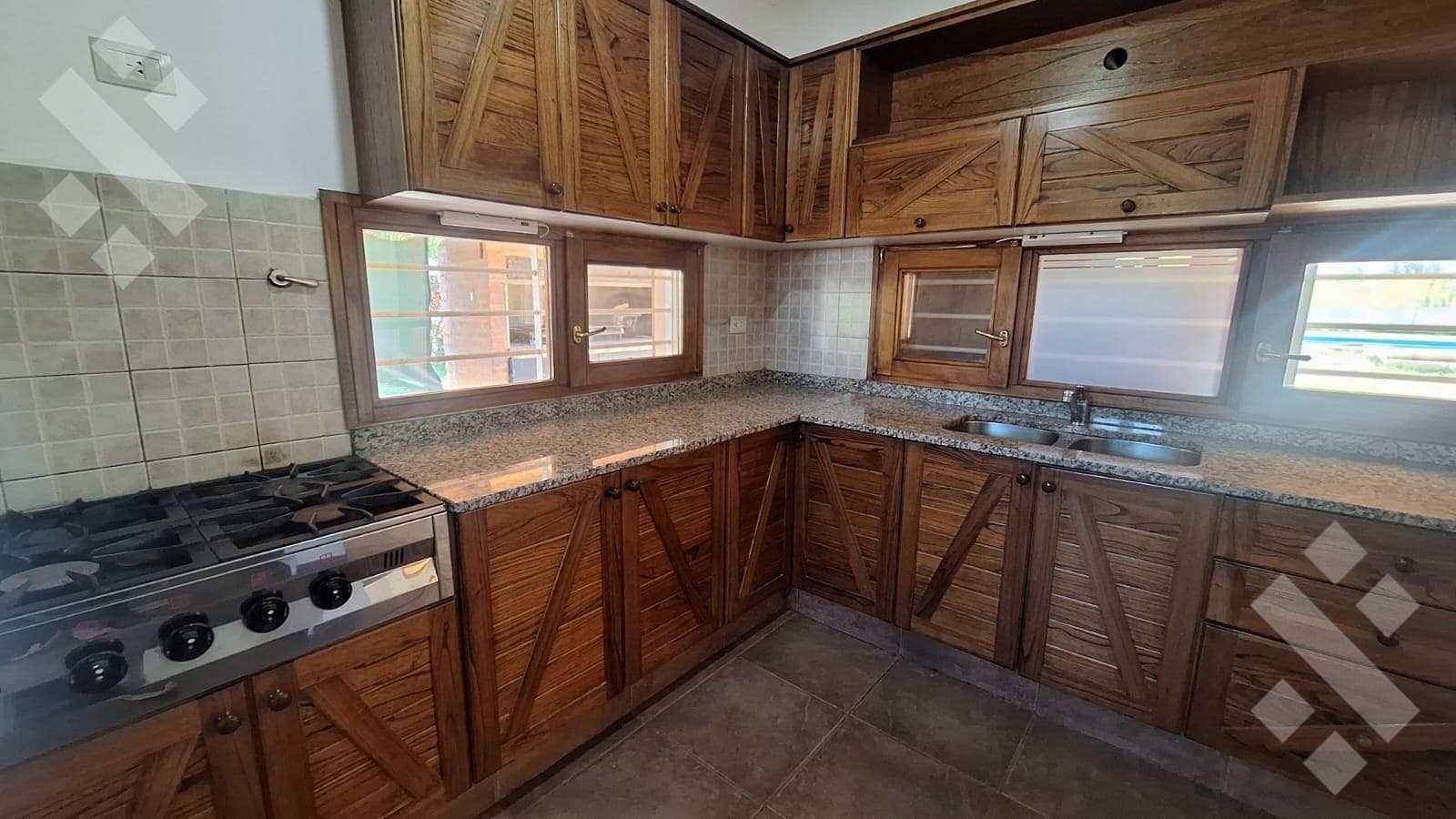 HOUSE FOR SALE IN THE KNUDSEN NEIGHBORHOOD